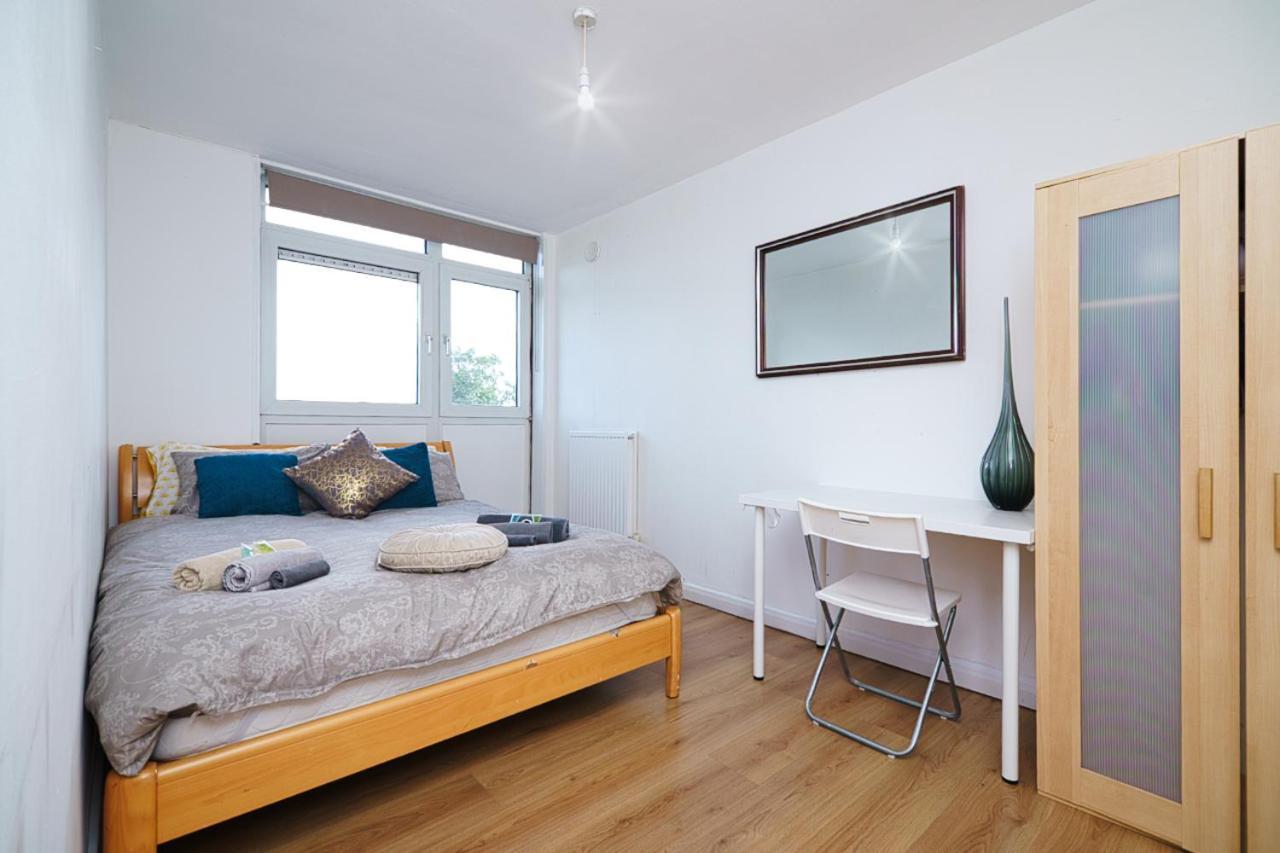 Modern Double Bedroom * Londra